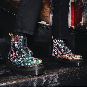 Dr. Martens Sinclair Floral Mash Up Boots- Size 9- Brand New With Box 🖤